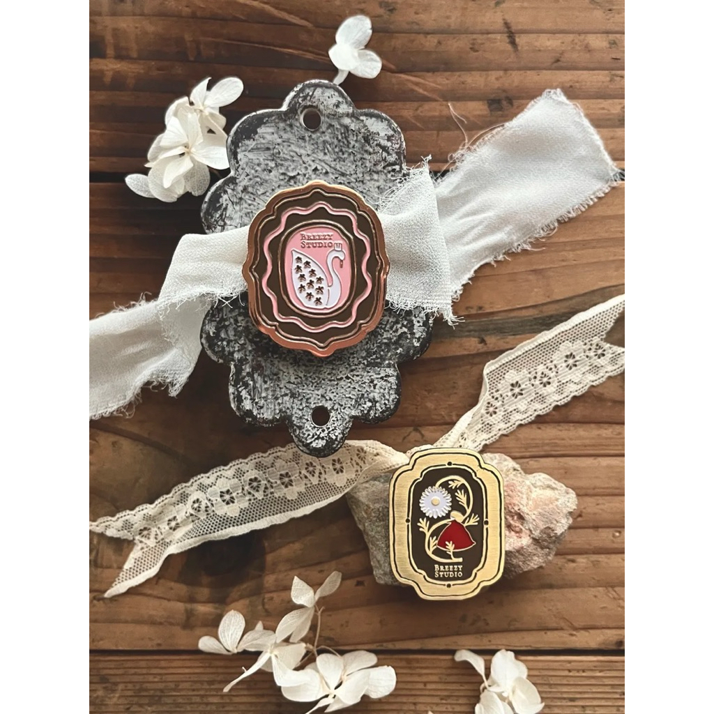 

Breezy Studio Metal Clip - Kiku lady / swan princess