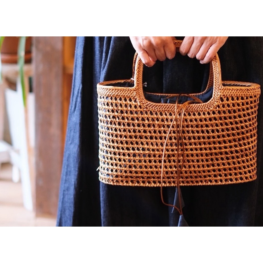Bugis tas anyaman rotan kotak kerawang jinjing wanita unik Unique women's openwork box rattan woven 