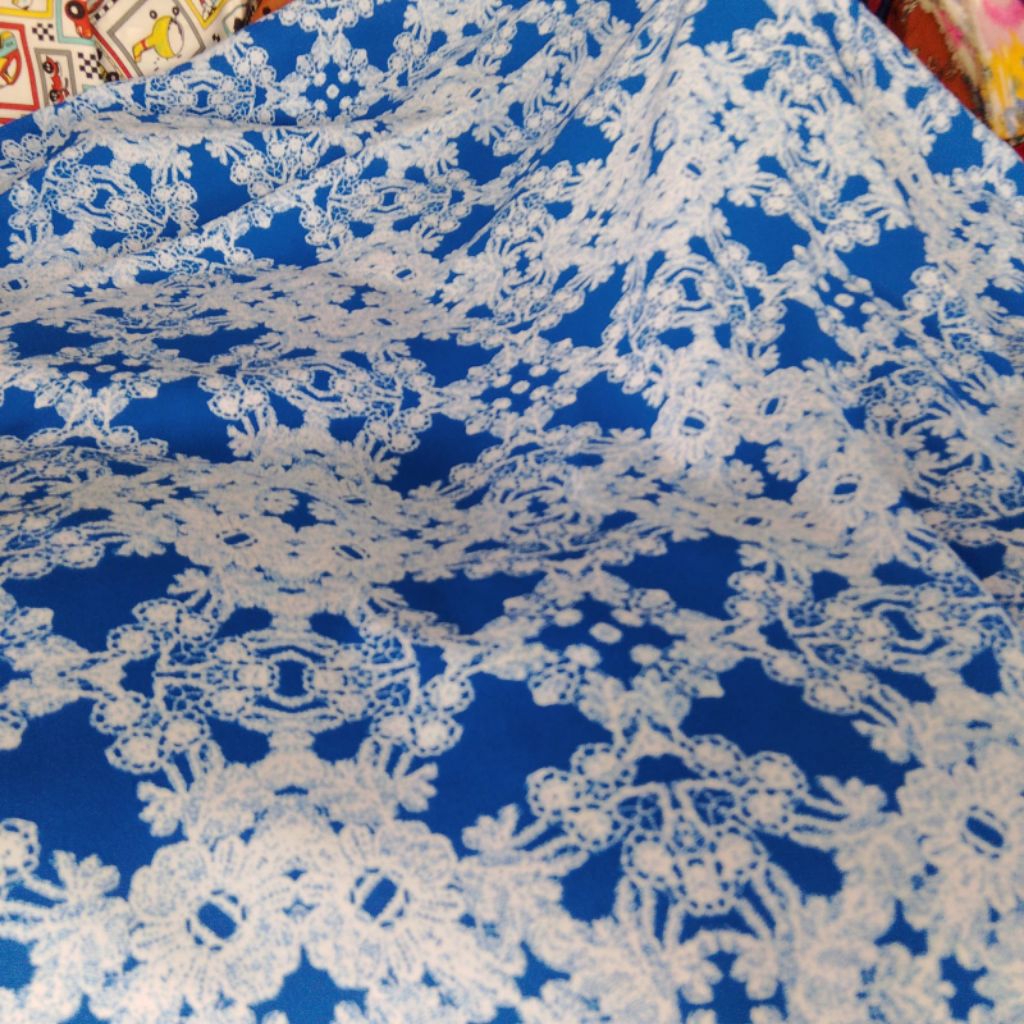 Kain Wollycrepe Motif Lace Biru Putih (Harga Kain Per½ Meter)