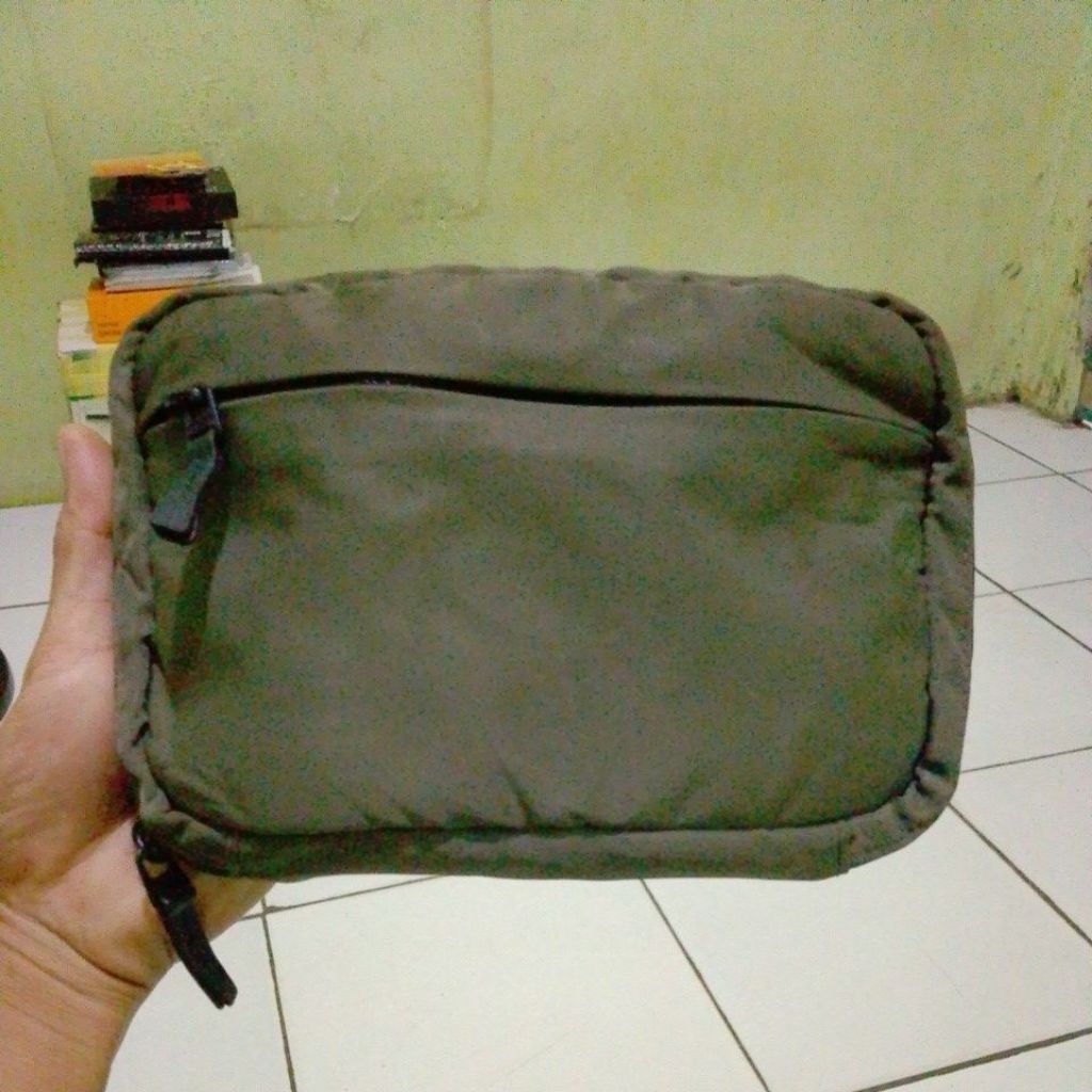 dompet tangan merek INCASE (ASLI)