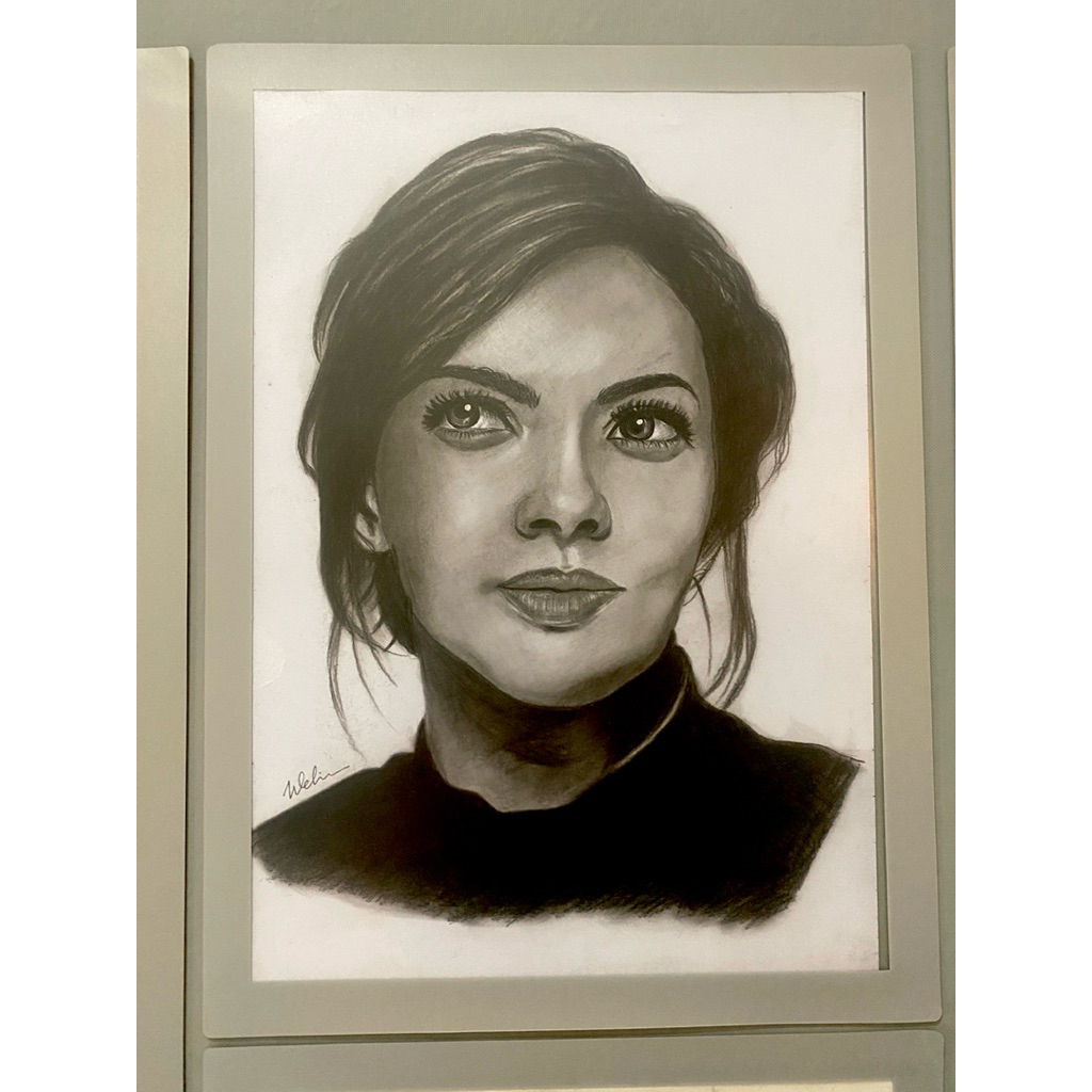 

Jasa Sketsa Wajah Pensil Uk A4 (1 wajah)+ bingkai magnetik