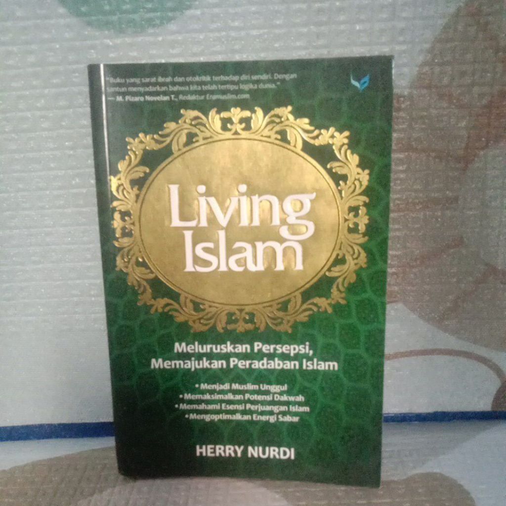 BUKU LIVING ISLAM-MELURUSKAN PERSEPSI, MEMAJUKAN PERADABAN ISLAM-HERRY NURDI