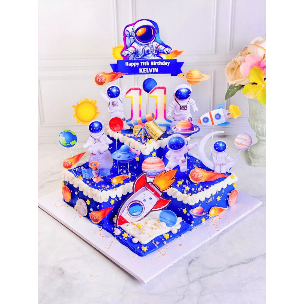 astronot topper cake