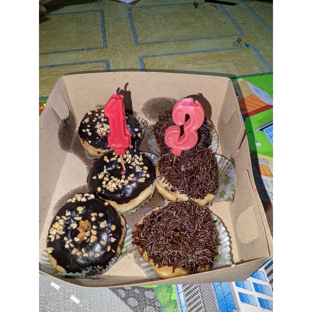 

KADO ULANG TAHUN-DONAT REQUEST ENAK LEJAT BERGIZI/ 1 Box ,12 isi