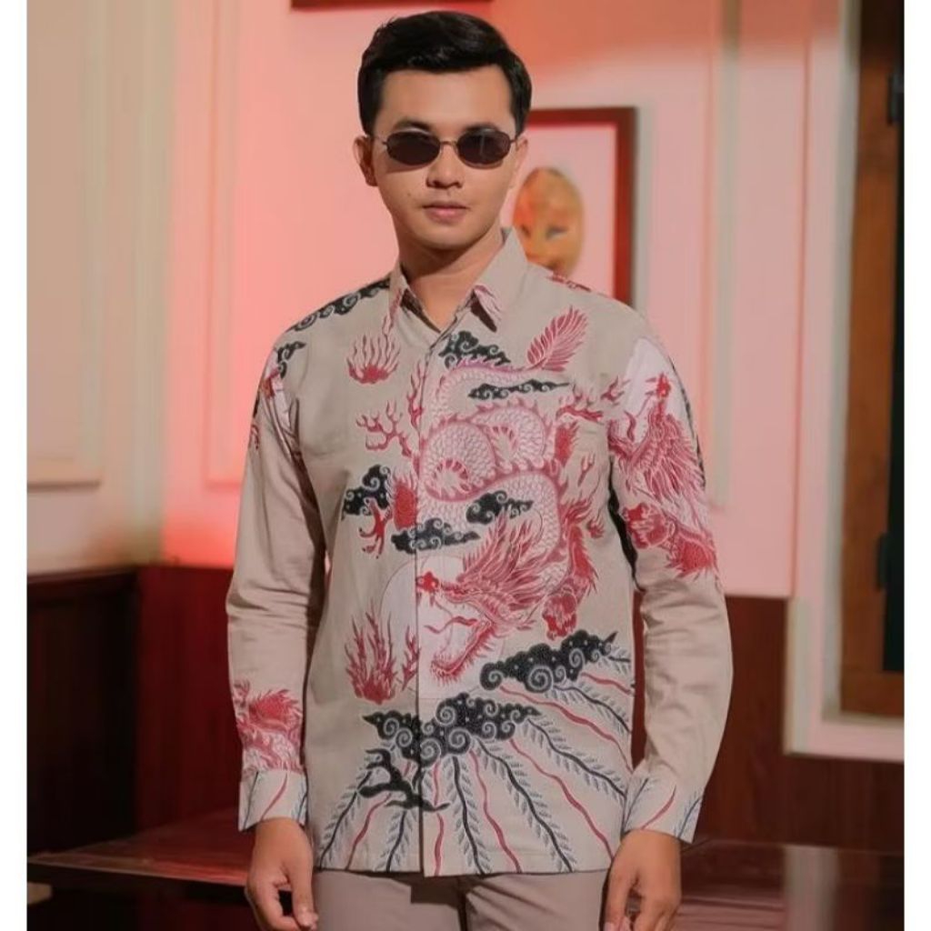 KEMEJA BATIK PRIA LENGAN PANJANG WARNA COKLAT SUSU MOTIF NAGA MERAH KEKINIAN