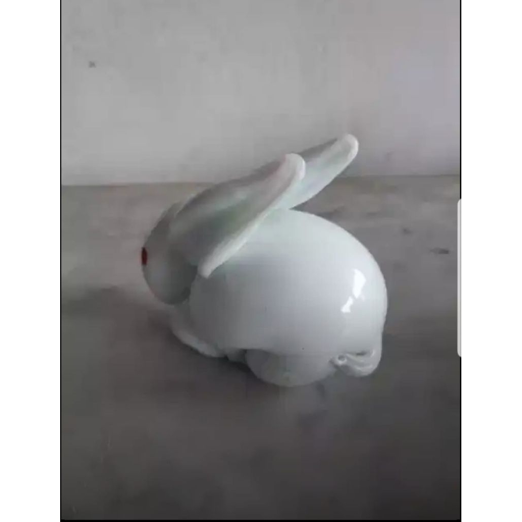 patung kelinci antik