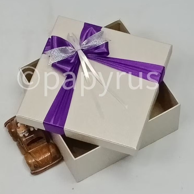 

PAPYRUS 22,5x22,5 Tinggi 8cm Kotak Kado Gift Box Hardbox Hampers V3