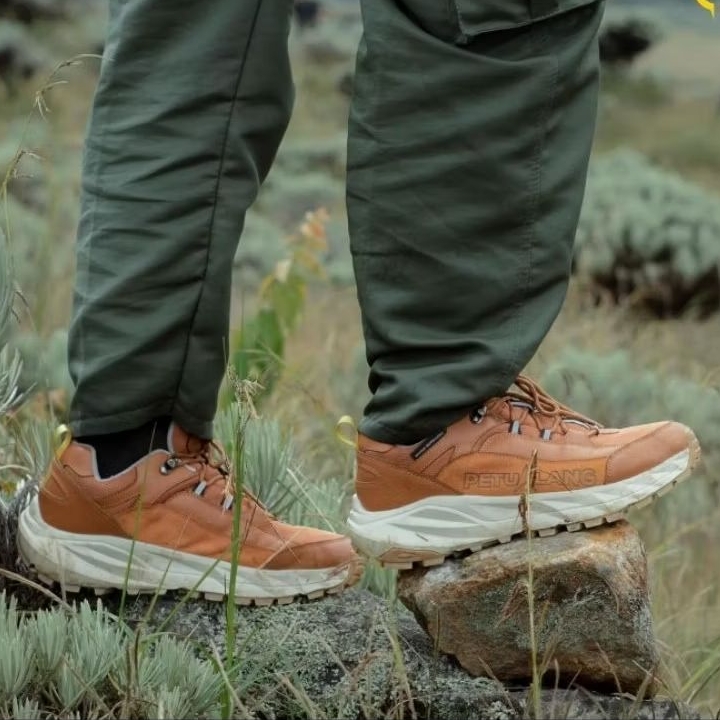 SEPATU GUNUNG PETUALANG SEMBALUN OUTDOOR HIKING TRAIL RUNNING TREKKING PENDAKI CAMPING