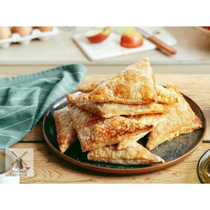 

Hollandse (Dutch) Appelflappen pack of 6 pcs (puff pastry pie filled with Apple and Kismis)