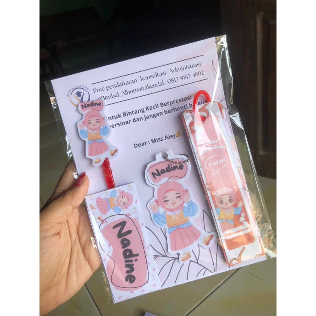 

Gift anak Paket Hadiah Anak Islami Custom Nama – Flashcard, Gantungan Kunci, Pembatas Buku & Kalam Ngaji custom
