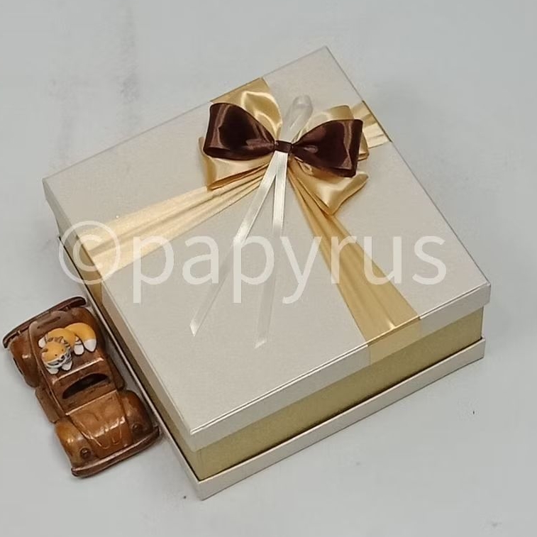 

PAPYRUS Sandwich 22,5x22,5 Tinggi 10cm Kotak Kado Gift Box Hadiah V3