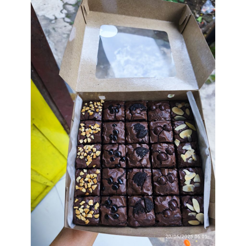 

Fudgy brownies L ukuran 20 x 20cm