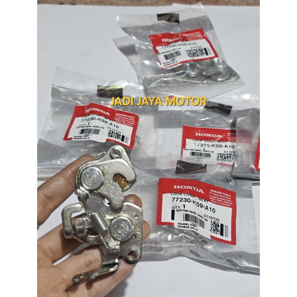 Pengait Lawan Kunci Engsel Dudukan Jok Original Asli Honda Genio Scoopy Vario 150 eSP 77230 K59 A10