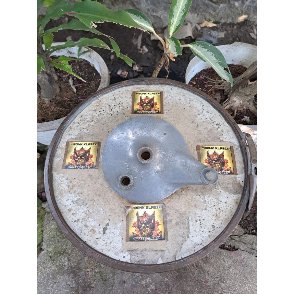 tutup tromol belakang suzuki ts 90 ts 125 ORIGINAL tutup tromol belakang suzuki ts90 ts125 tutup tro