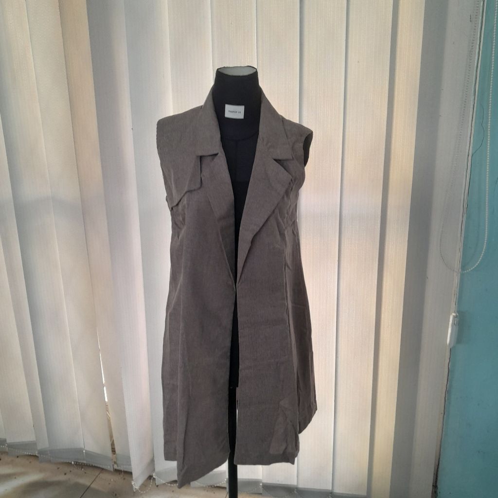 Outer Rompi Panjang Tanpa Lengan Abu-Abu – Stylish & Nyaman