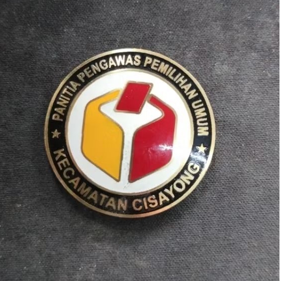 PIN KUNINGAN LOGO BULAT ECHING SEPUH TIMBUL LOGO | LENCANA MAGNET KUNINGAN ECHING EMAS SEPUH EMAS | 