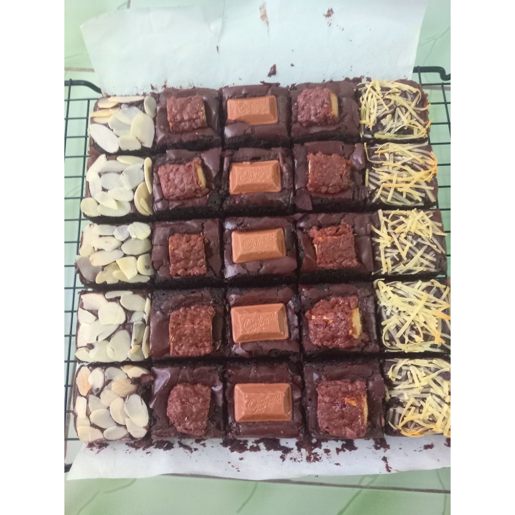 

Fudgy Brownies Premium bebas pilih topping 20x20cm