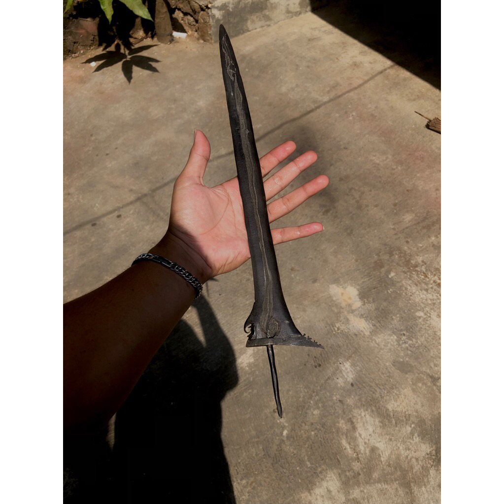 KERIS SAMPONO BUNGKEM PAMOR LINTANG KEMUKUS