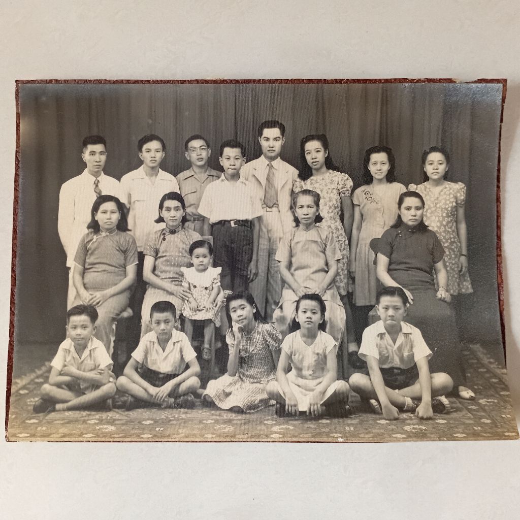 Foto Lawas Keluarga Besar Peranakan