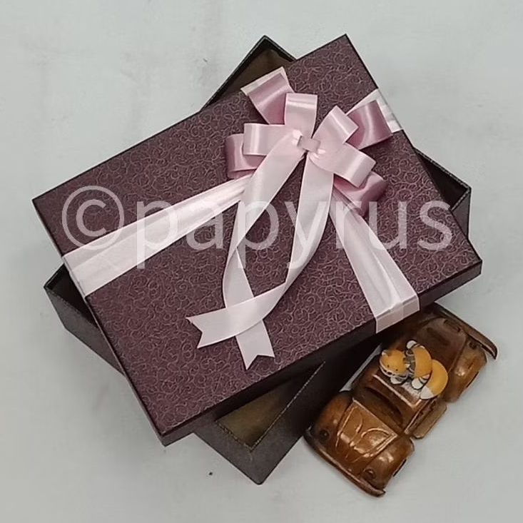 

PAPYRUS 17,5x22,5 Tinggi 5cm Kotak Kado Gift Box Hardbox Hampers V2