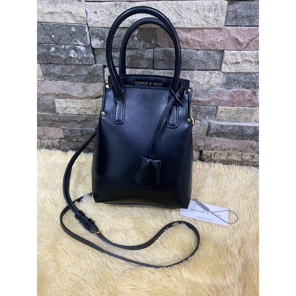 CHARLES AND KEITH PHONE BAG BLACK ORI