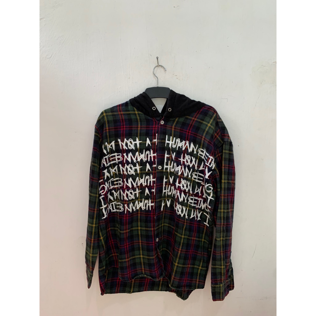 kemeja IM NOT HUMAN BEING