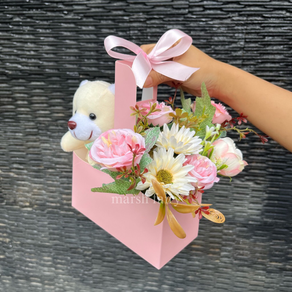 

Flower Mini Box With Bear / Bunga dengan Boneka / Buket / Bouquet
