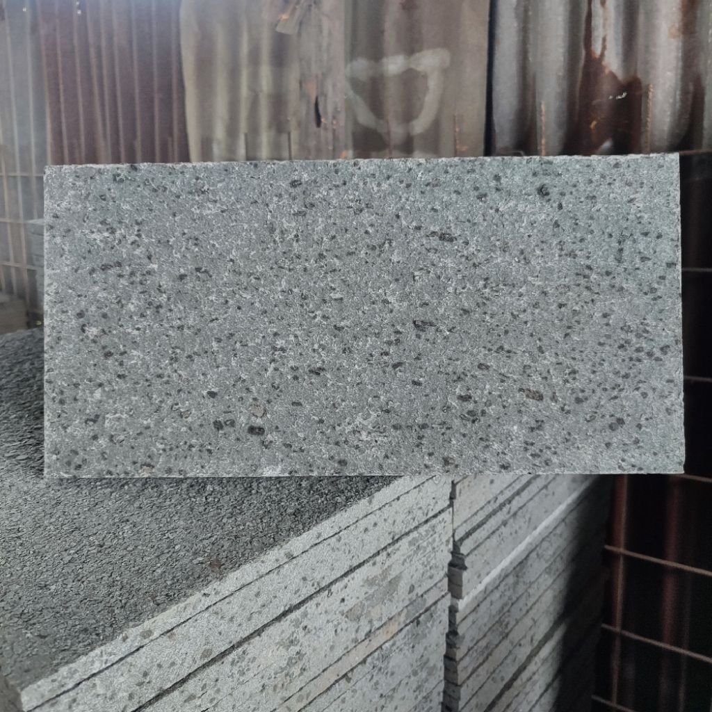 Batu alam andesit bintik bakar kwalitas Greade A+ ukuran 10x20