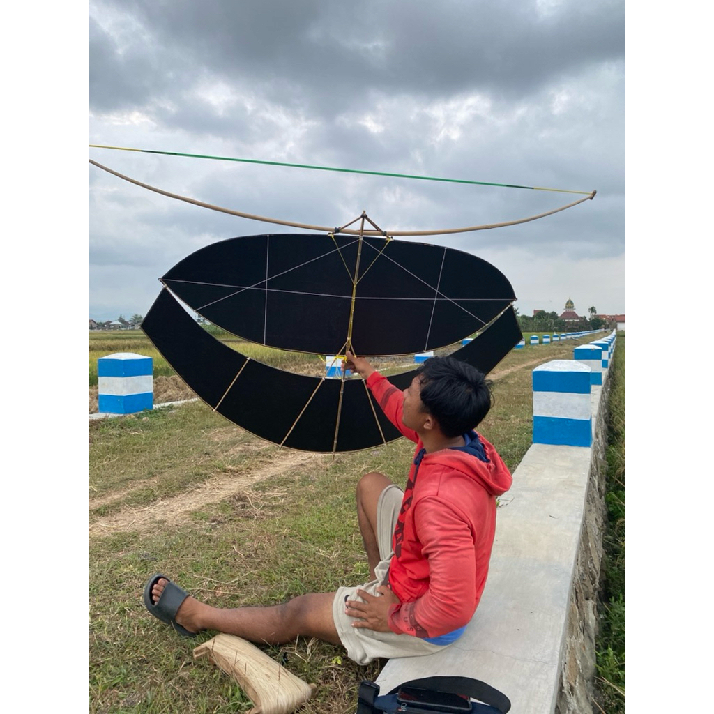 Layangan Gapangan Hitam Cemani 1.5 meter an.