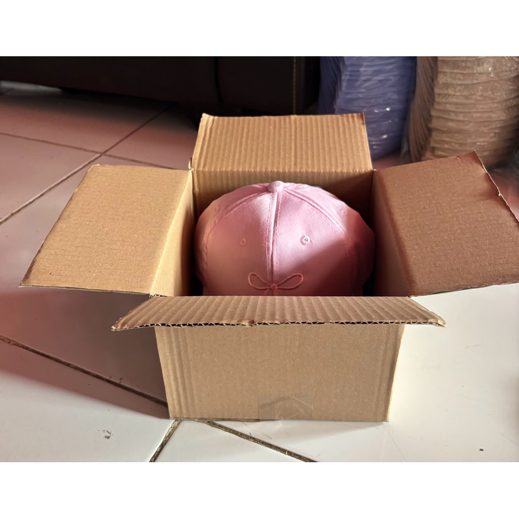 

PACKING KARDUS TAMBAHAN TOPI BIAR NGGA PENYOK UKURAN 20X20X15 CM MUAT SAMPAI 4 TOPI