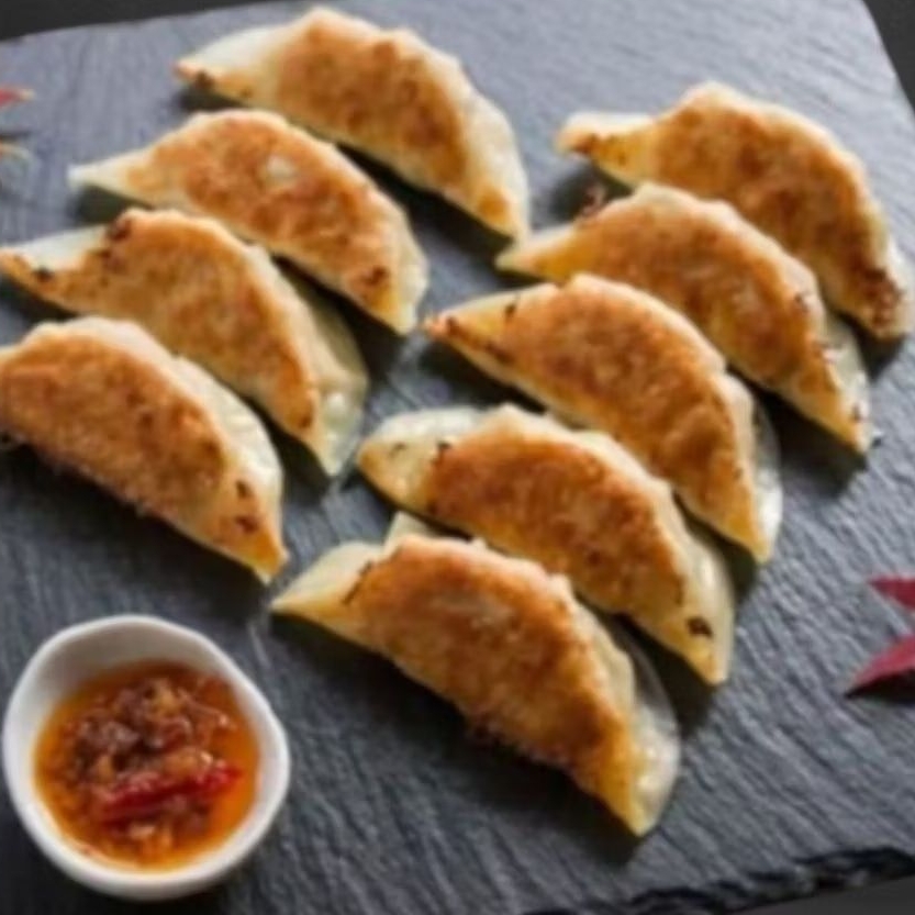 

Premium Gyoza Ayam Frozen isi 10 pcs