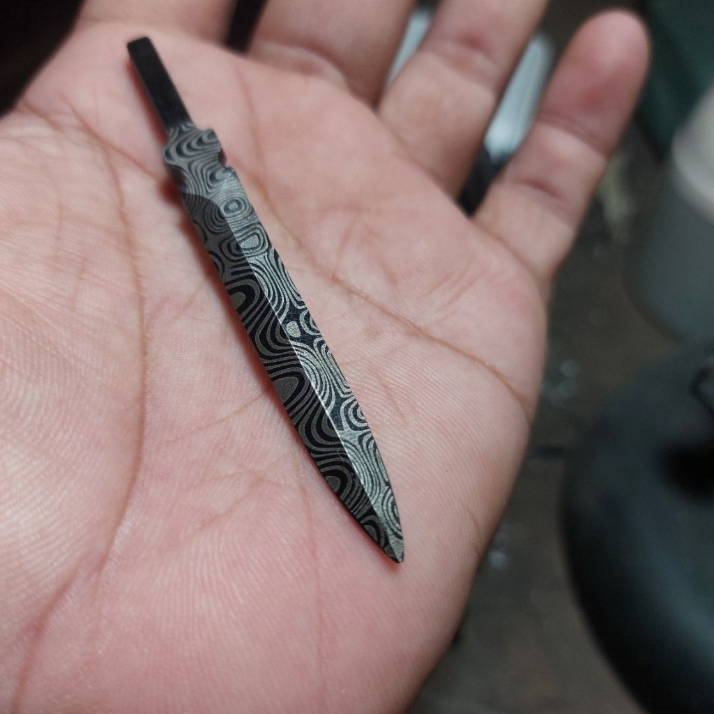 BARANG KERAJINAN DAMASKUS MODEL PEDANG