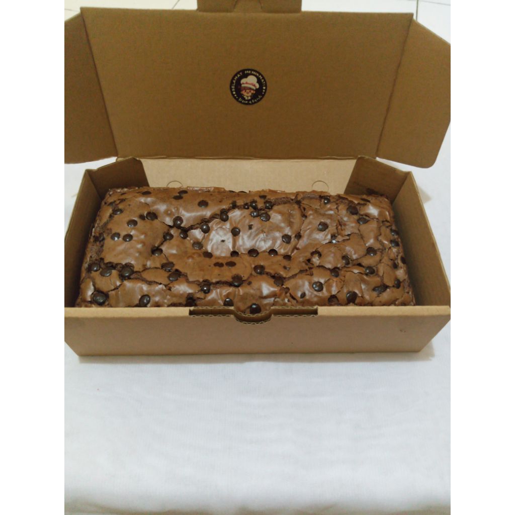 

Fudgy Brownies panggang 20x10 by Caca cake topping chococips, keju, Oreo, Almond