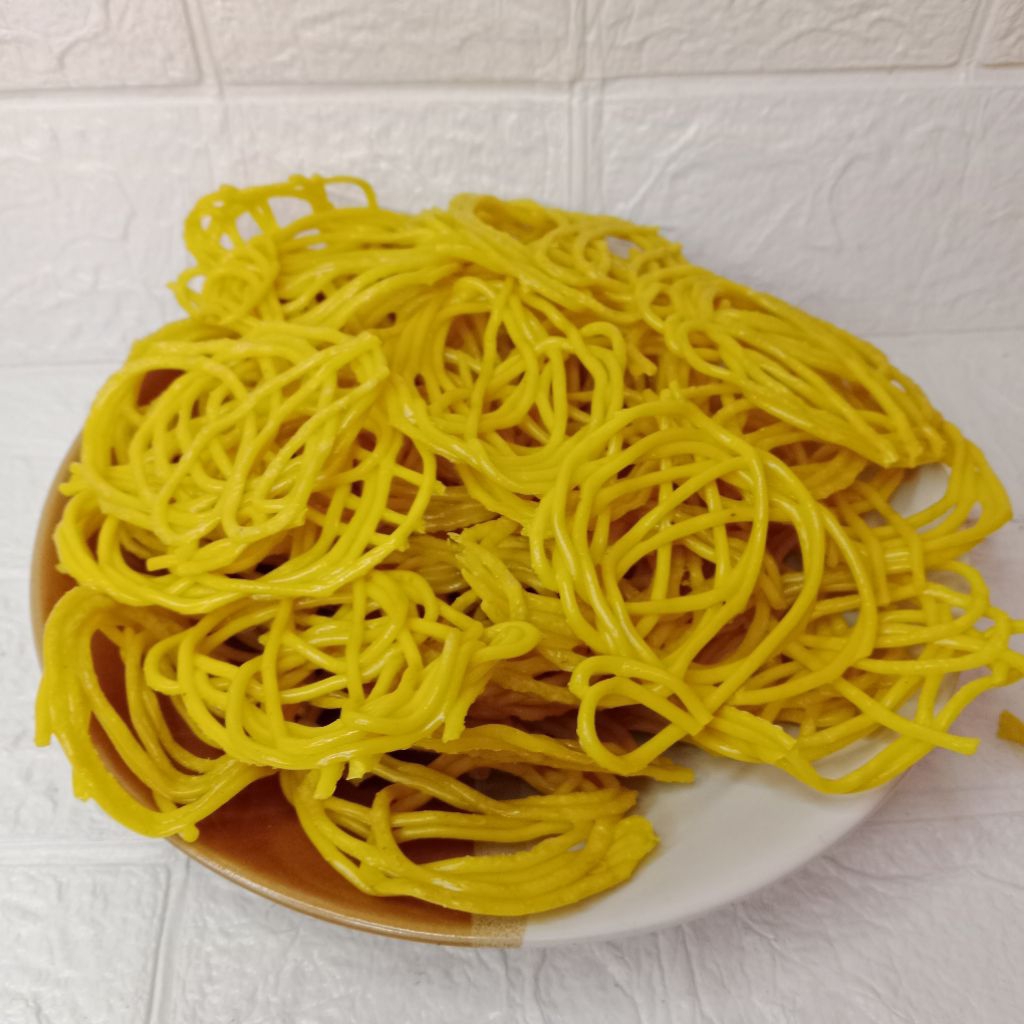 

1 kg kerupuk mie kuning - kerupuk manis - kerupuk bawang manis