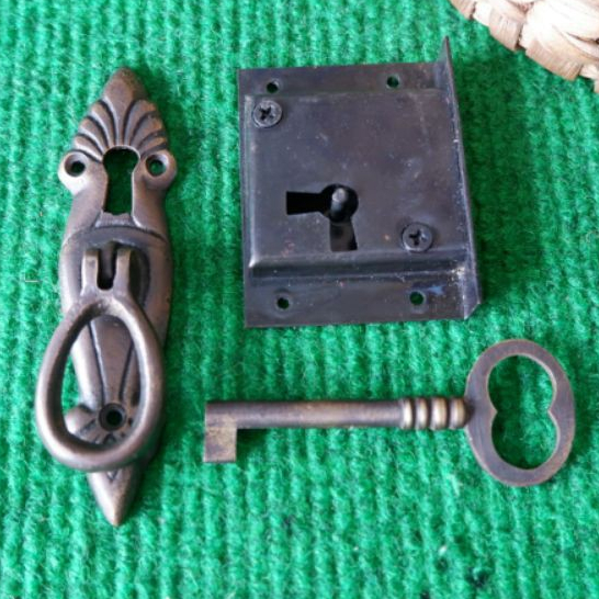 Tarikan Laci Lubang Kunci Kuningan Antik