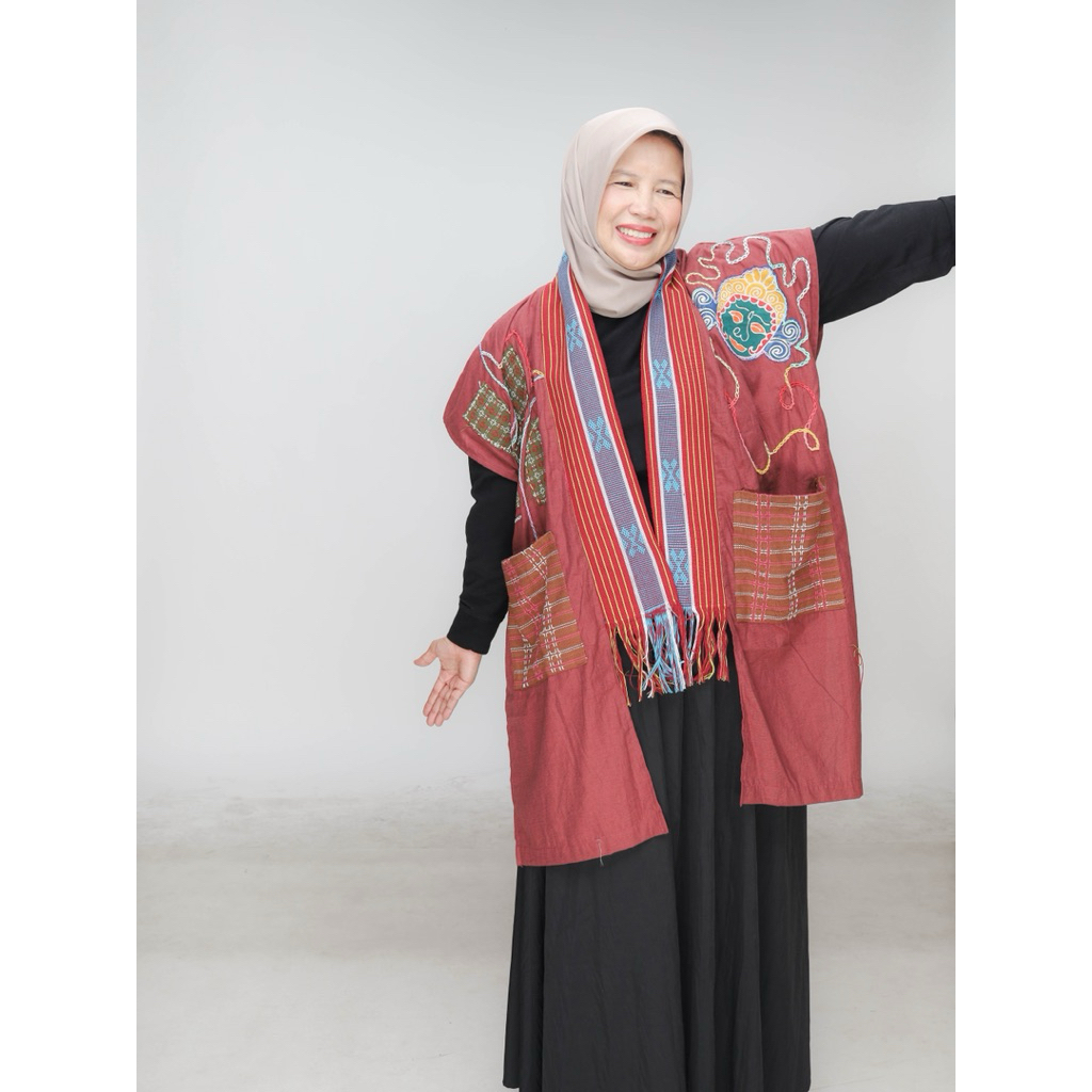 Baju outer etnik bahan katun dan tenun NTT dengan aksen Batik topeng Malang dan perca tenun yang dis
