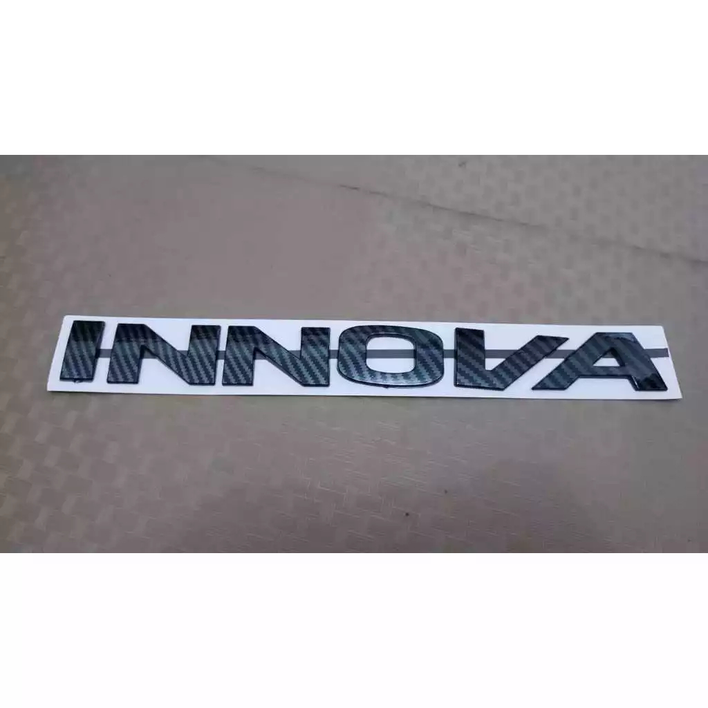 Emblem Kap Mesin Tulisan Innova Carbon
