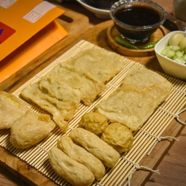 

Pempek YAI MAT! 10 Pcs Mix + Cuko Khas Palembang, Full Ikan Tenggiri, Tanpa Pengenyal, Frozen & Vakum