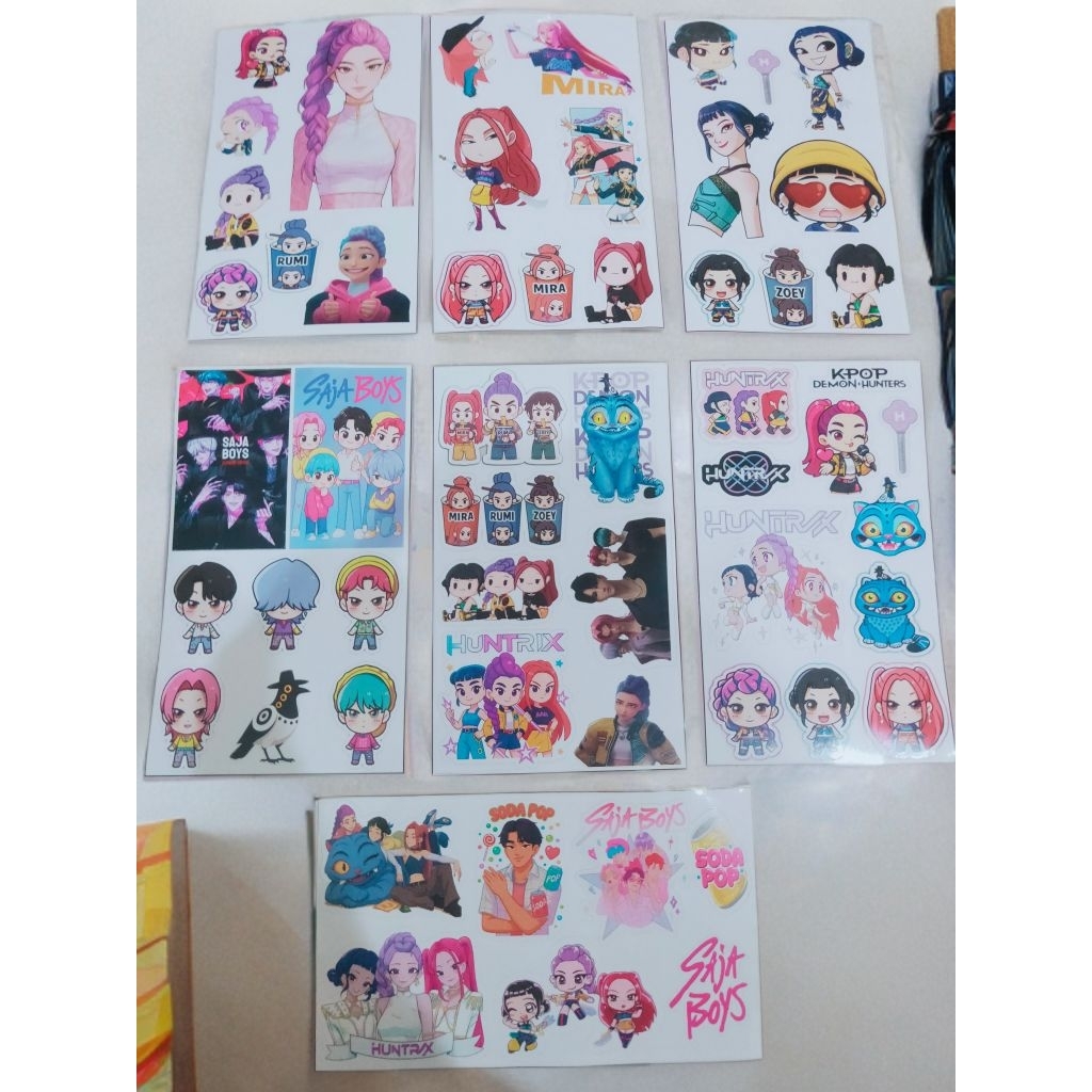 

KPOP DEMON HUNTERS STICKER LEMBARAN STIKER KOLEKSI HUNTRIX SAJA BOYS RUMI MIRA ZOEY