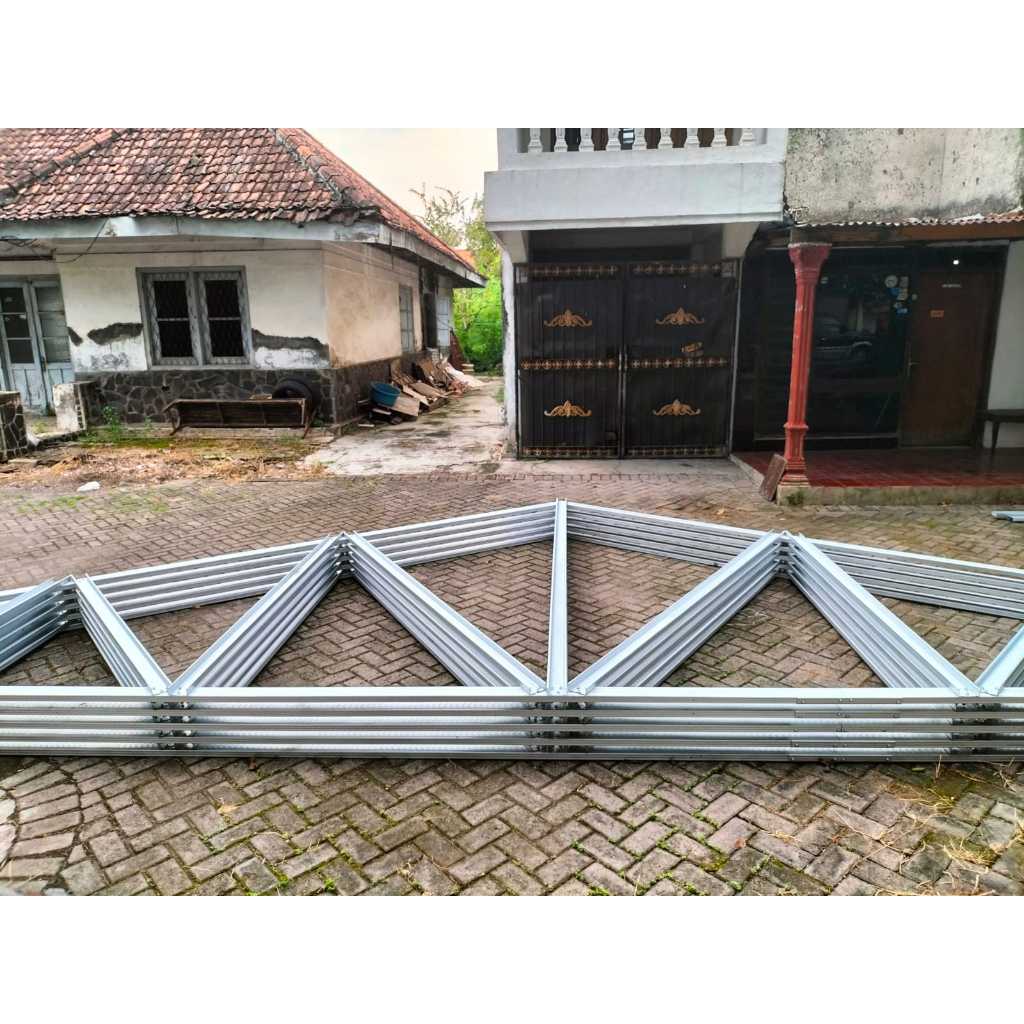 Renovasi Rumah Ms. R - Tahap persiapan pemasangan rangka atap galvalum