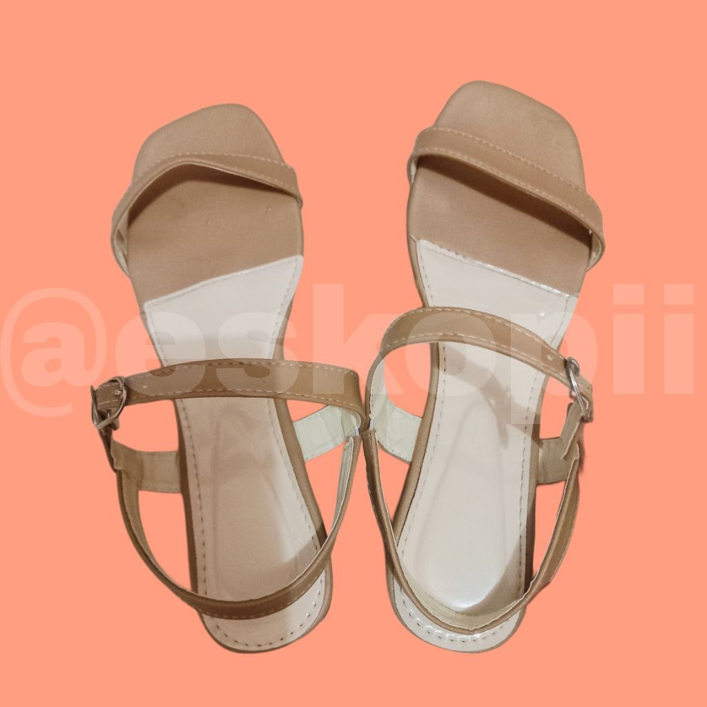 Sandal Hak Pendek Warna Cream
