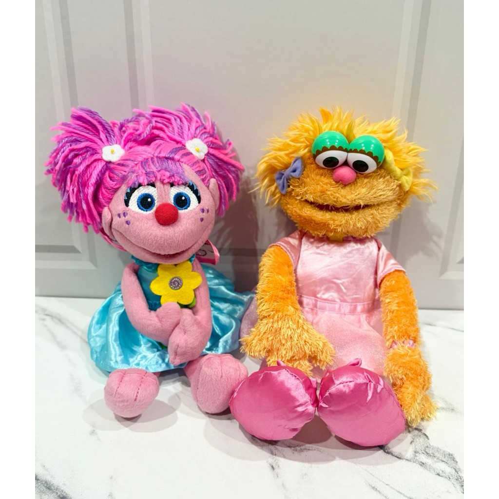 Boneka Plushie Sesame Street Abby Cadabby Pegang Bunga & Zoe Sesame Street Gund