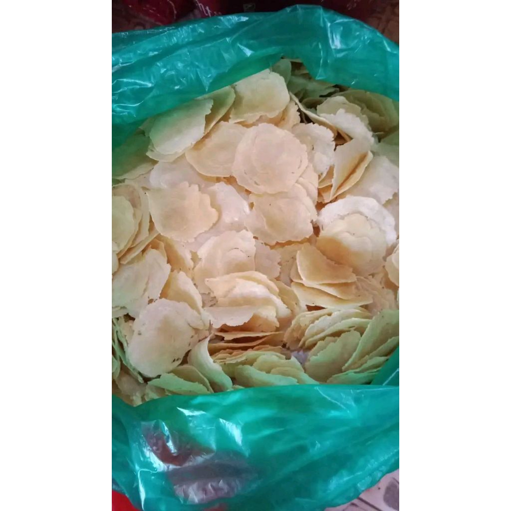 

emping melinjo mentah.ukuran lebar bulat kecil kecil . kemasan 1 kg asli limpung enak gurih renyah