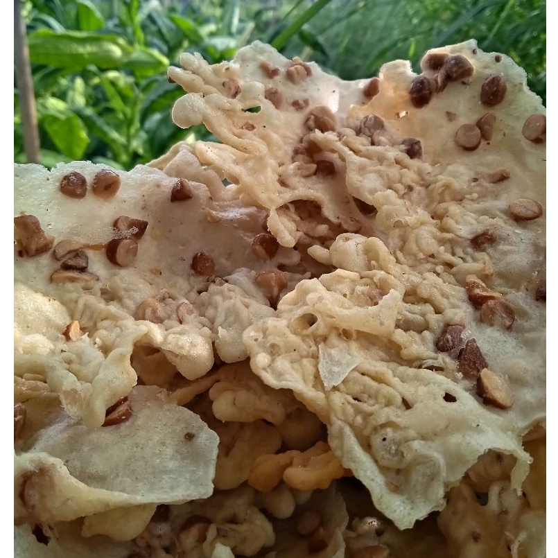 

peyek kacang dan petho