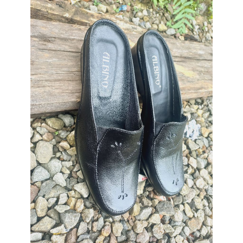 sandal bustong kulit wanita