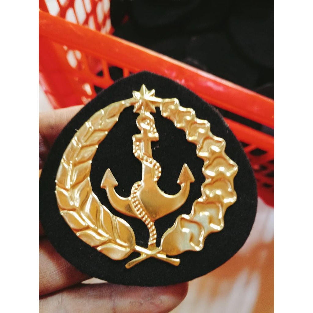 Emblem Topi TNI AL – Lencana Lambang Pelayaran Angkatan Laut Bahan Kuningan