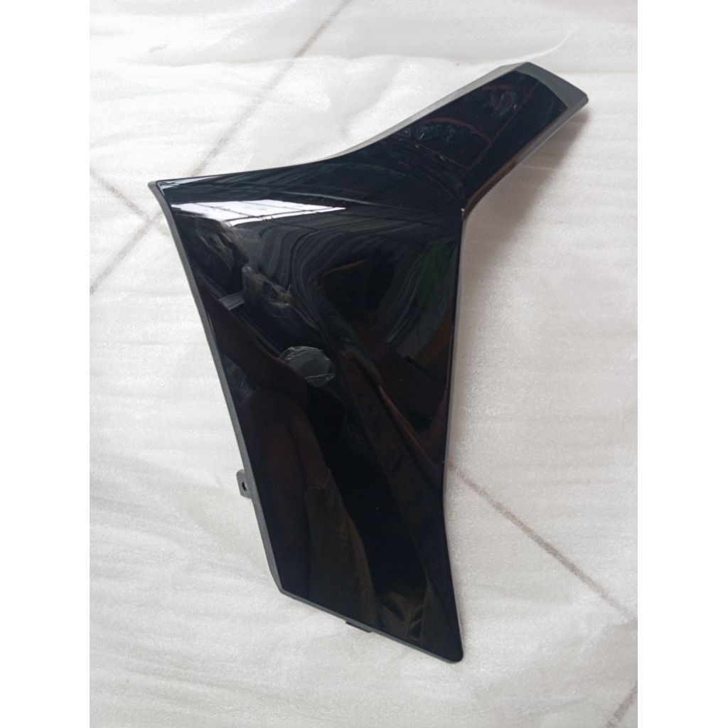 cover dek sambungan bawah vario 160 kiri