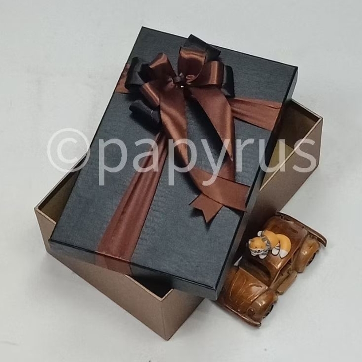 

PAPYRUS Kombinasi 17,5x27,5 Tinggi 8cm Kotak Kado Gift Box Hardbox Hampers V1
