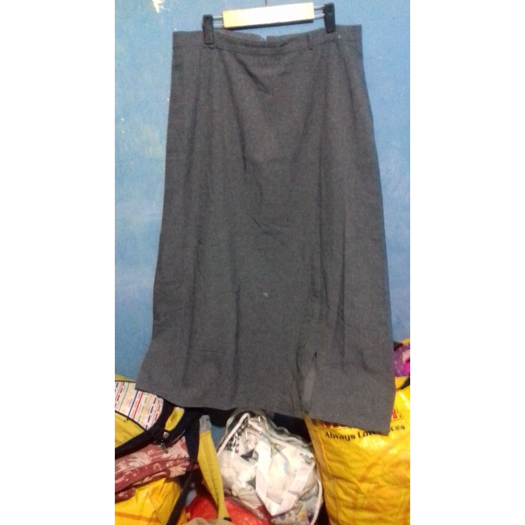 Rok Panjang Abu Gelap Bawahan Bekas Wanita Preloved