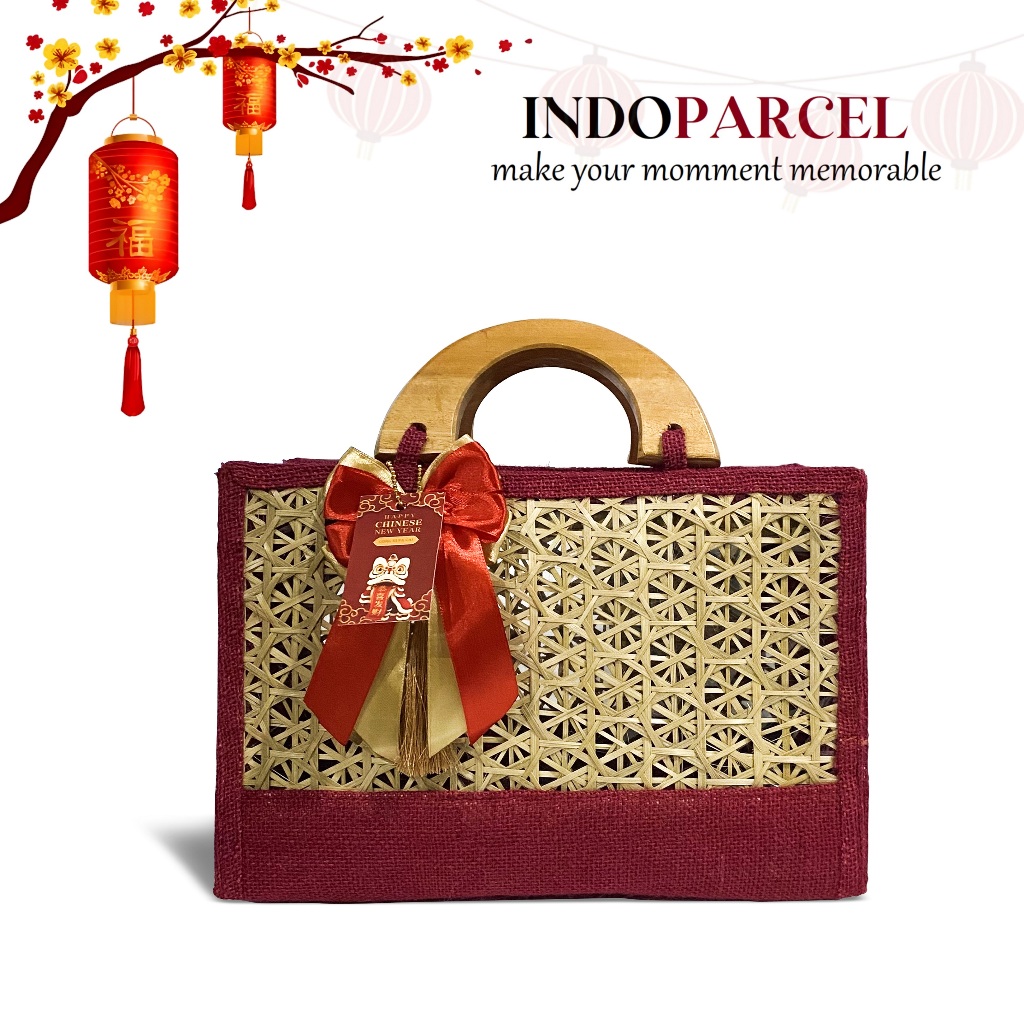 

INDOPARCEL - Tas Hampers Imlek Anyaman Goni Handle Kayu Kombinasi Anyaman Bambu Bungkus Kemasan Tas Kado Goodie Bag Chinese New Years Viral Terbaru